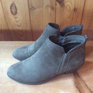 Madeline Poet Green Faux Suede Ankle Boots Size 8
